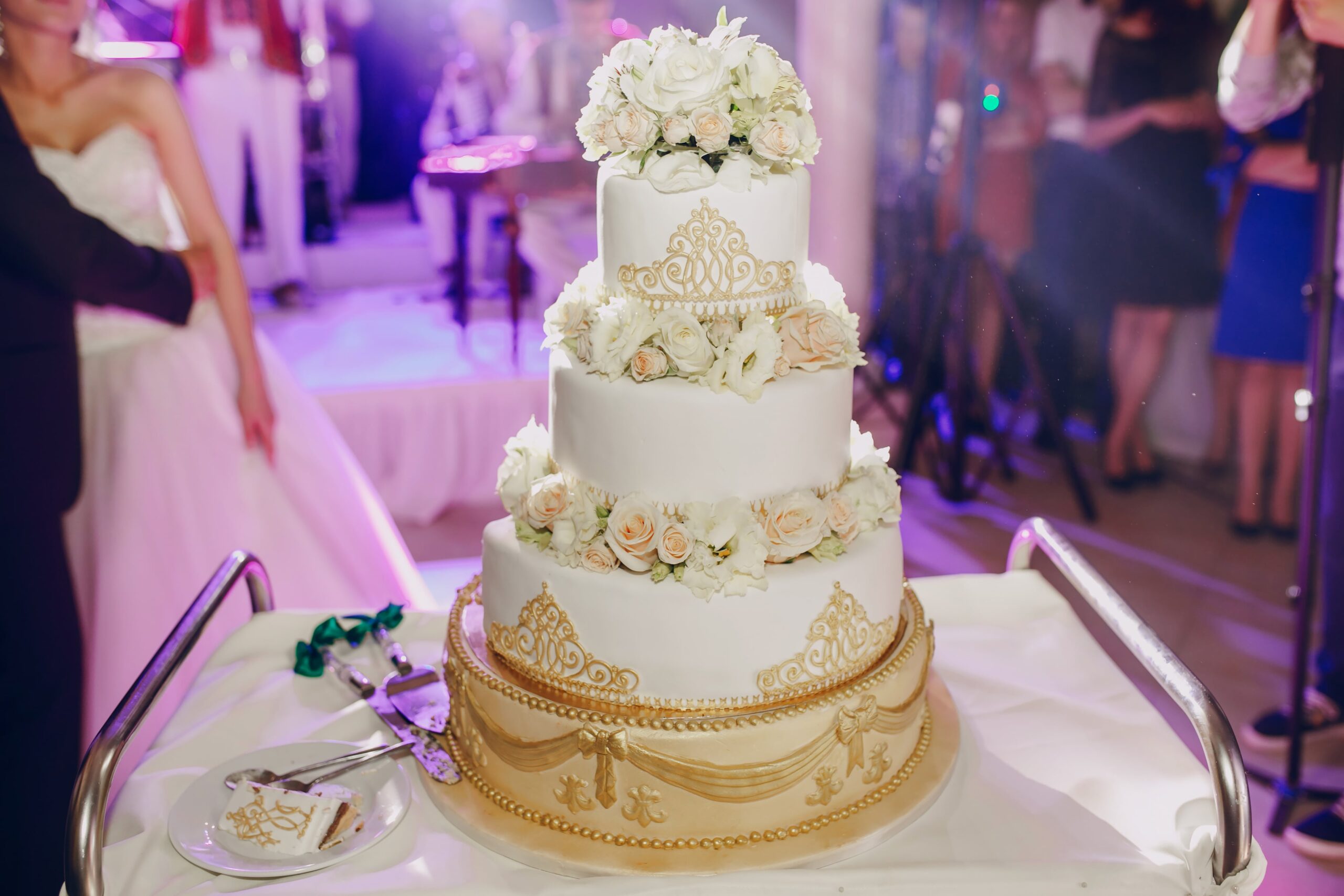 Momentul tăierii tortului de mireasă la Momento Ballroom
Denumire fișier: taiere-tort-mireasa-momento-ballroom.jpg