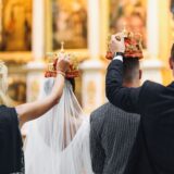 Încununarea mirilor în cadrul cununiei religioase ortodoxe