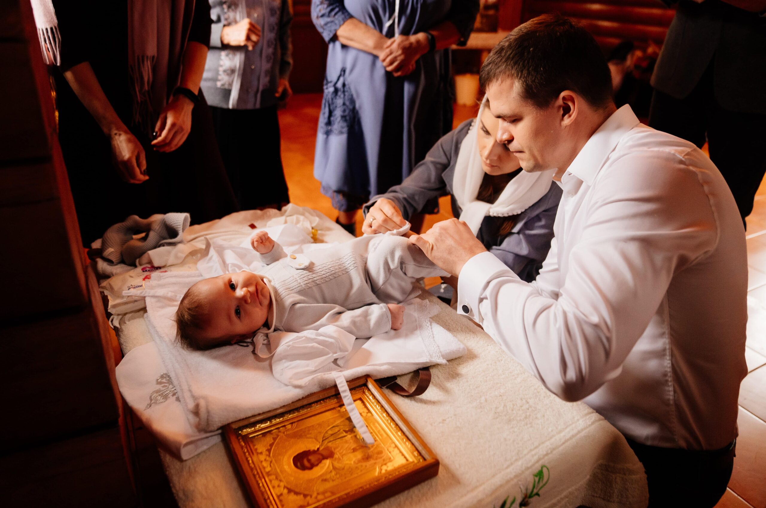 Nași de botez și tradițiile care simbolizează renașterea și binecuvântarea copilului