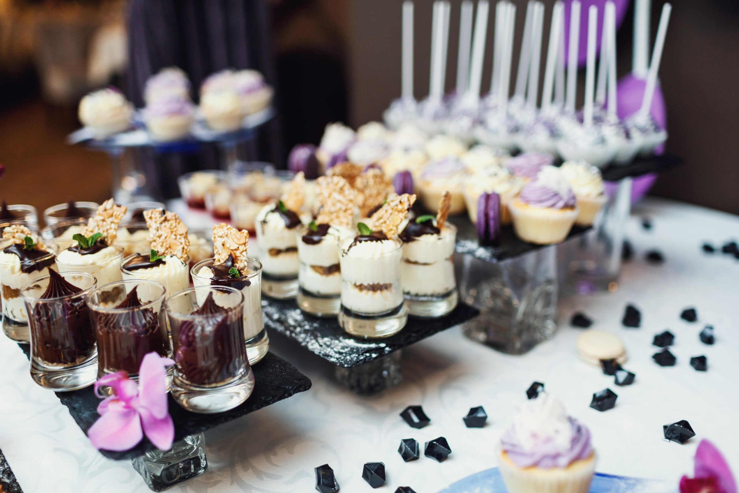 candy bar elegant pentru botez realizat la Momento Ballroom București
