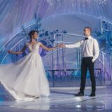 dansul mirilor în lumină caldă într-un restaurant elegant