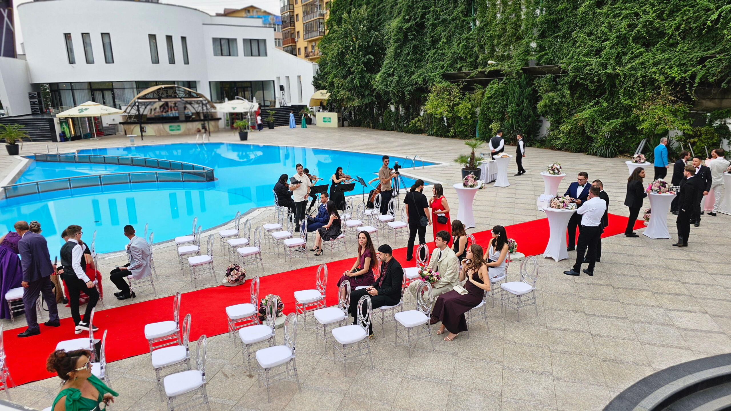 Invitați prezenți la cununie civilă la piscină în București, într-un cadru elegant