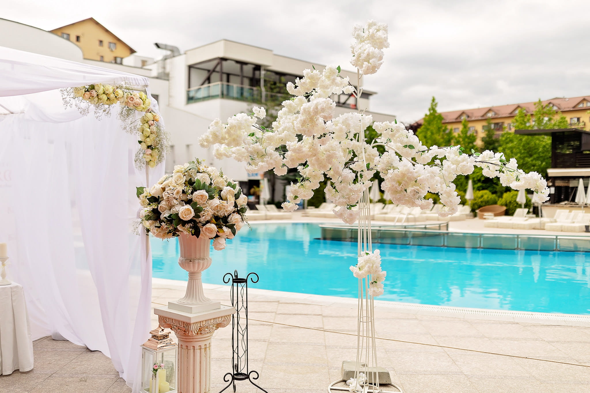Decor floral pentru cununie civilă outdoor la piscină