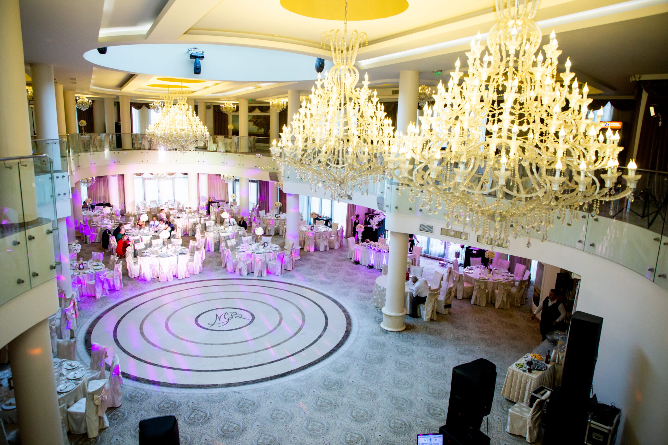 sală nuntă Militari Residence București interior modern invitați